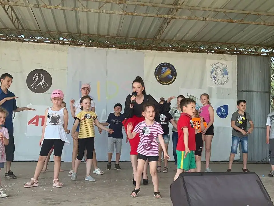 Діти виступають на сцені під час свята