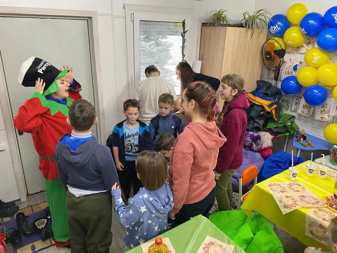 Дитяче свято в приміщенні: аніматор, повітряні кульки та діти