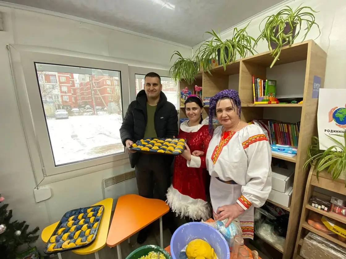 Волонтерки в українських строях із тацями свіжої випічки