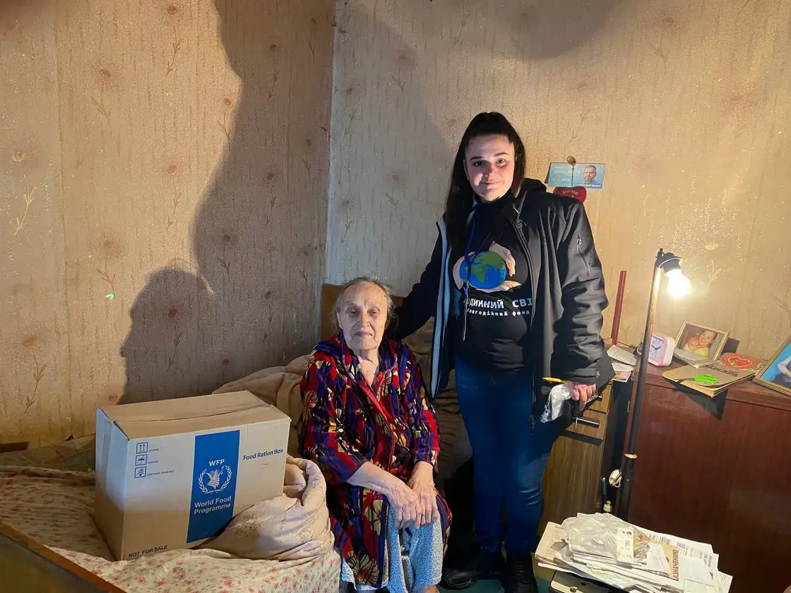 Передача продуктового набору літній жінці вдома