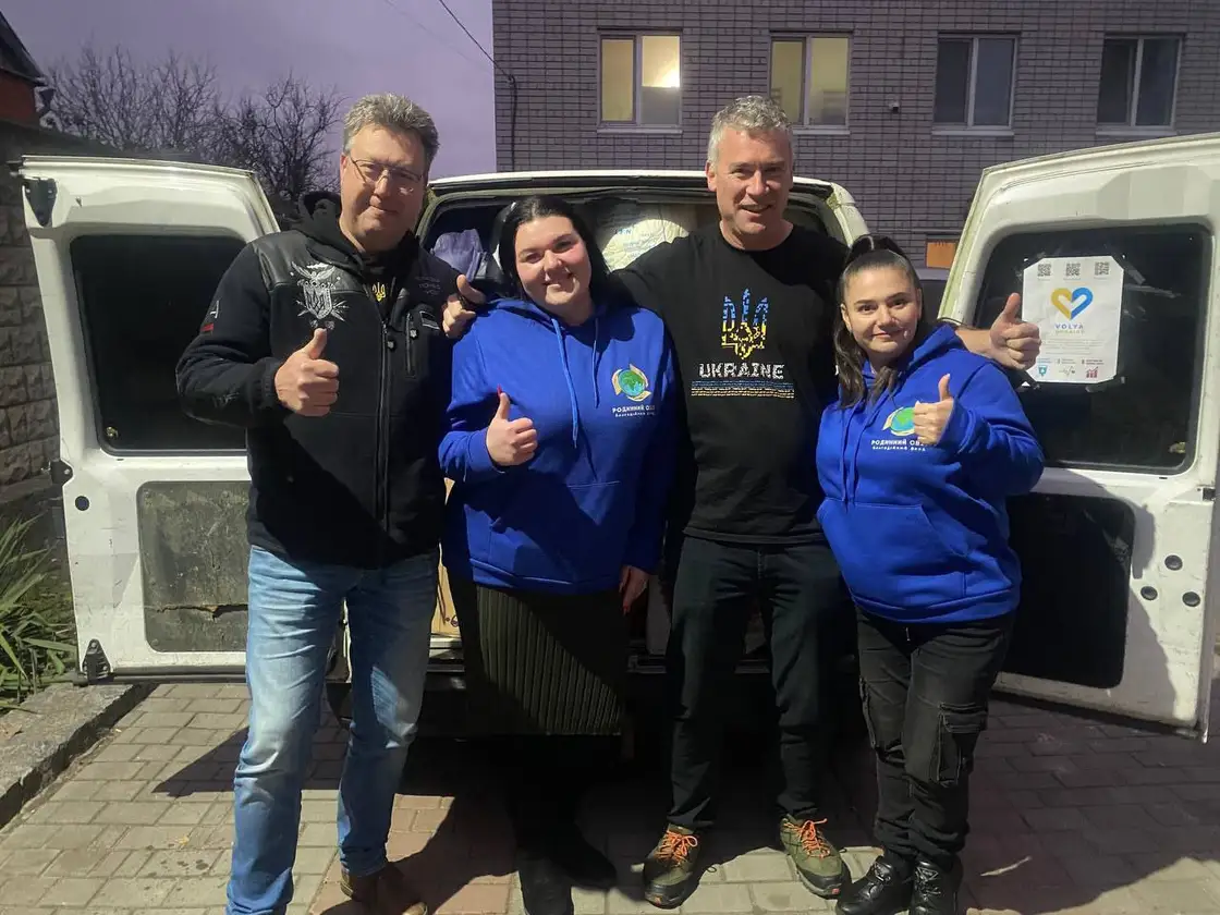 Команда фонду біля мікроавтобуса з гуманітарним вантажем
