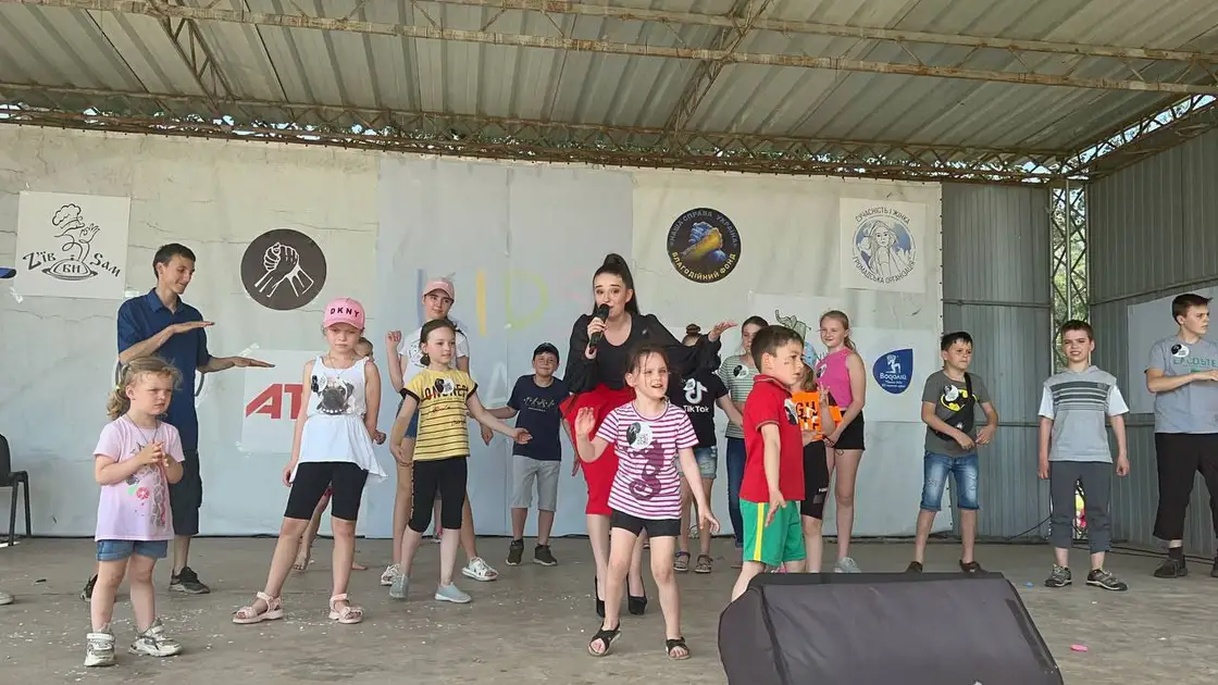 Діти виступають на майданчику під час свята