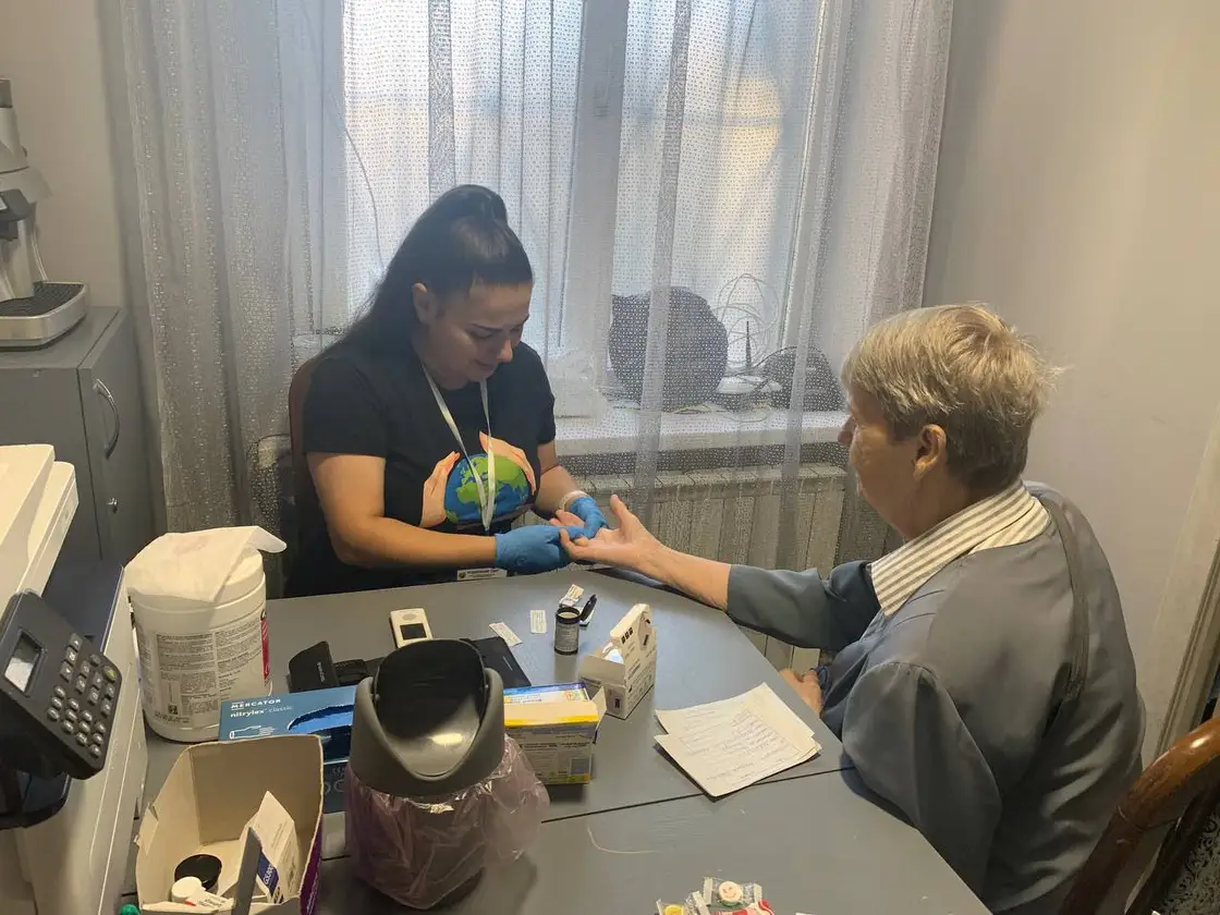 Вимірювання показників здоровʼя у відвідувачки фонду