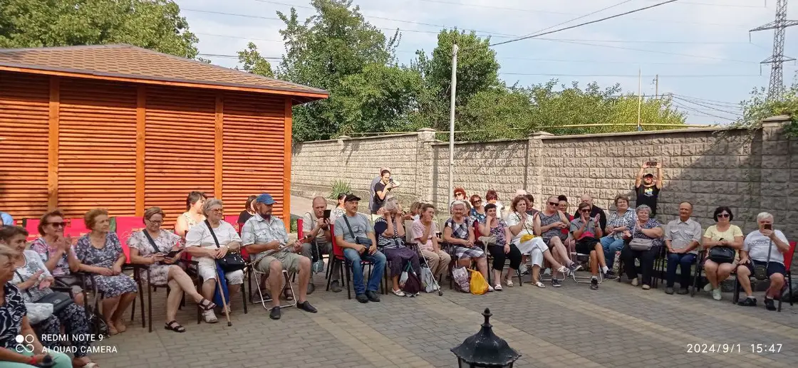 Панорамний знімок зустрічі на подвірʼї фонду
