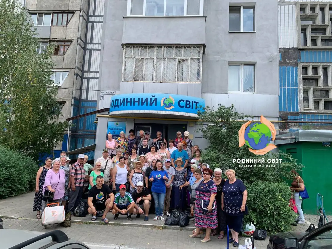 Групове фото відвідувачів біля офісу фонду в Дніпрі