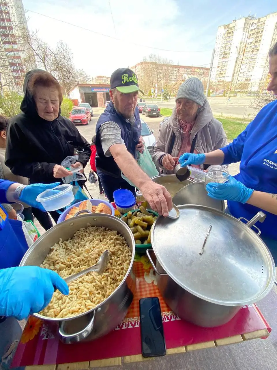 Роздача гарячої їжі з каструль на вулиці