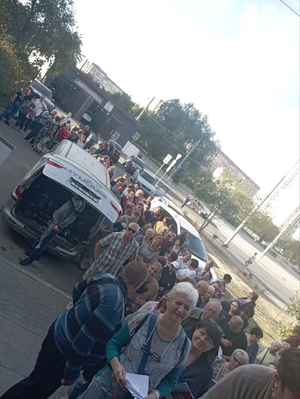 Люди в черзі на видачу гуманітарної допомоги