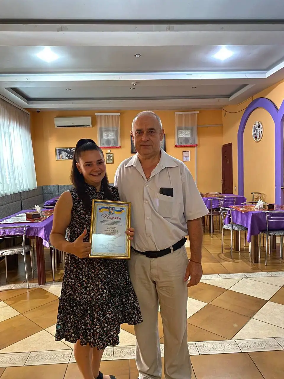 Вручення подяки в рамці в приміщенні їдальні