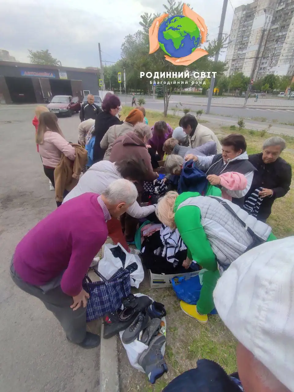 Люди розбирають одяг під час благодійної видачі