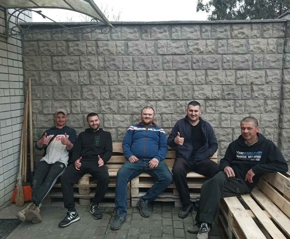 Лавки, які волонтери фонду «Родинний Світ» власноруч зробили для мешканців прихистку в Дніпрі