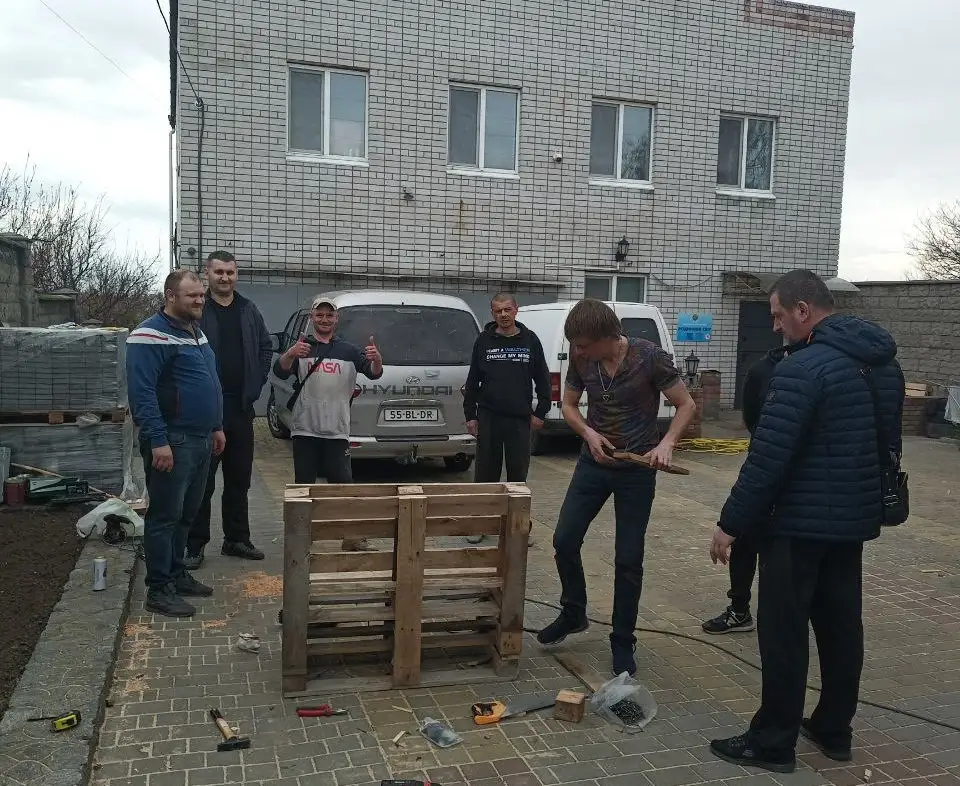 Мешканці прихистку фонду «Родинний Світ» користуються новими лавками у дворі
